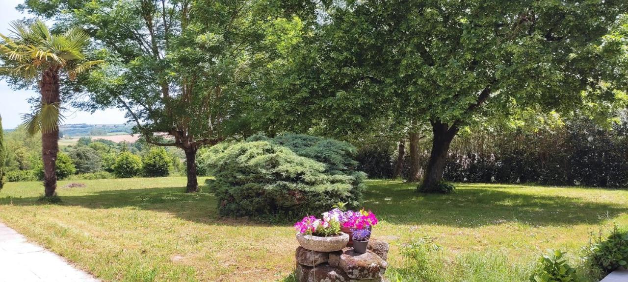 Bed and Breakfast Domaine Les Garrigues Puygaillard-de-Quercy Esterno foto