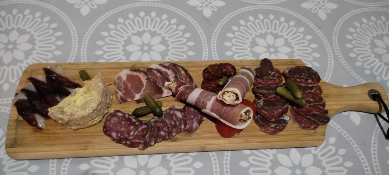 Bed and Breakfast Domaine Les Garrigues Puygaillard-de-Quercy Esterno foto